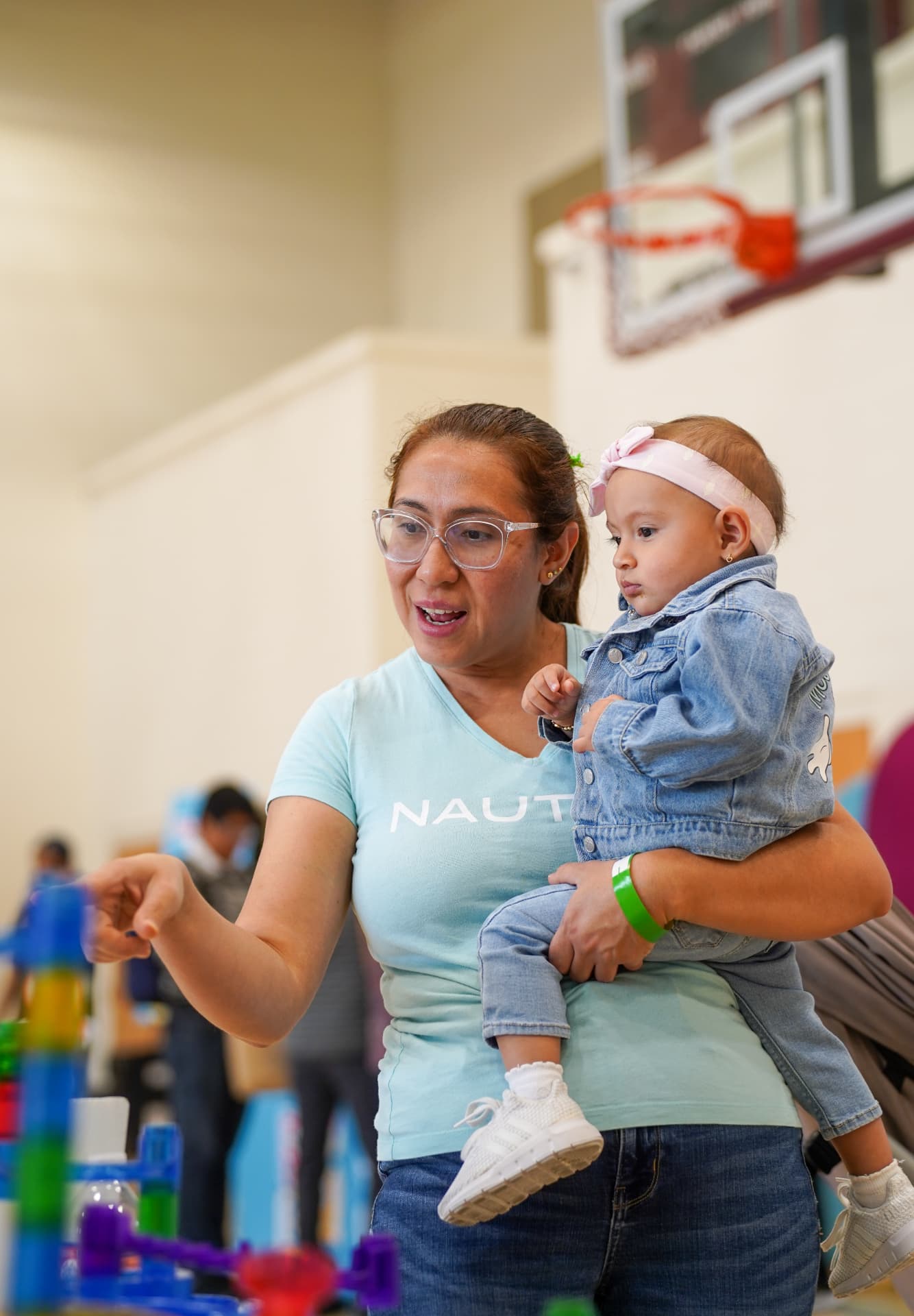 Familias descubriendo la tecnología juntas