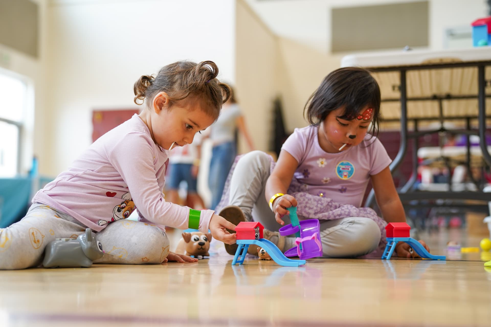 Las más pequeñas explorando juegos STEM